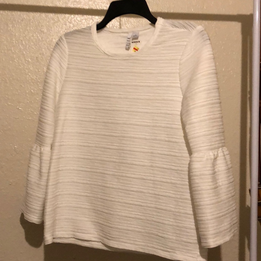 Fitted blouse/ ribbed fabric with bell sleeve.